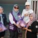 Ketua Tim Penggerak PKK Provinsi Kalimantan Selatan, Hj Fathul Jannah Muhidin saat menyerahkan bantuan sembako pada warga terdampak banjir di Kecamatan Jejangkit, Kabupaten Barito Kuala (Batola)