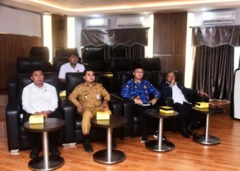 Staf Ahli Gubernur Bidang Perekonomian dan Pembangunan, Miftahul Chair saat mengikuti rapat koordinasi pengendalian inflasi di daerah secara virtual, di Command Center Setda Provinsi Kalsel di Banjarbaru