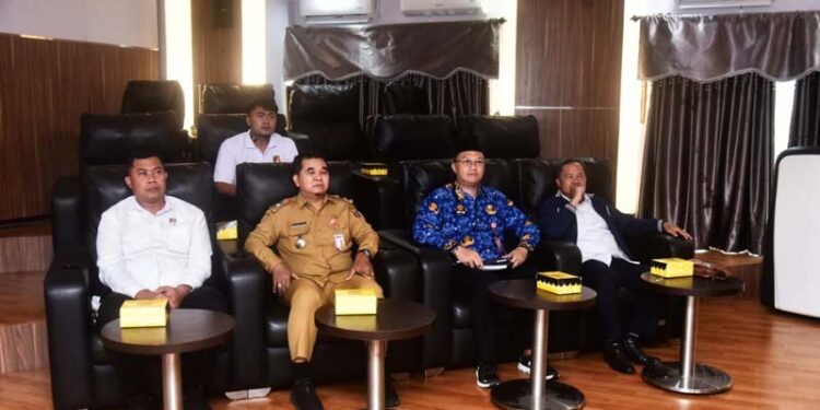 Staf Ahli Gubernur Bidang Perekonomian dan Pembangunan, Miftahul Chair saat mengikuti rapat koordinasi pengendalian inflasi di daerah secara virtual, di Command Center Setda Provinsi Kalsel di Banjarbaru
