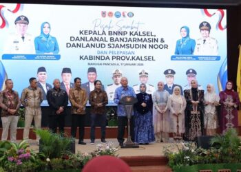 Gubernur Kalimantan Selatan, H Muhidin didampingi Wagub, Hasnuryadi Sulaiman, Ketua DPRD Kalsel, H Supian HK dan Forkopimda serta Sekdaprov Kalsel, HM Syarifuddin masing-masing bersama isteri saat menyampaikan sambutan pada pisah sambut empat pejabat Forkopimda di Kalsel