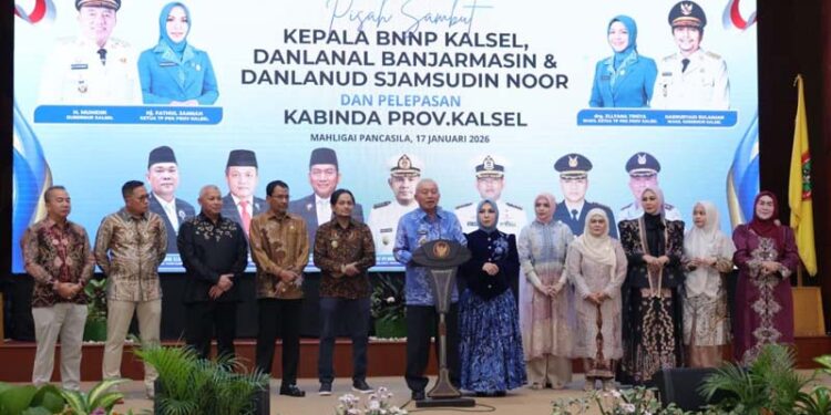 Gubernur Kalimantan Selatan, H Muhidin didampingi Wagub, Hasnuryadi Sulaiman, Ketua DPRD Kalsel, H Supian HK dan Forkopimda serta Sekdaprov Kalsel, HM Syarifuddin masing-masing bersama isteri saat menyampaikan sambutan pada pisah sambut empat pejabat Forkopimda di Kalsel