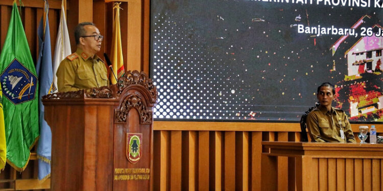 Sekdaprov Kalimantan Selatan, HM Syarifuddin saat menyampaikan sambutan tertulis Gubernur Kalsel pada pelatihan Integritas ASN dan Pelatihan Pengadaan Barang dan Jasa Pemerintah Level I Bagi Pengguna Anggaran (PA)/Kuasa Pengguna Anggaran (KPA) di Lingkup Pemprov Kalsel, di Banjarbaru