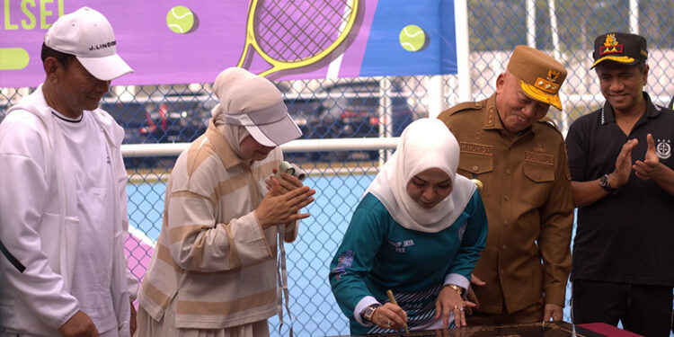 Ketua Tim Penggerak PKK Provinsi Kalimantan Selatan, Hj Fathul Jannah menandatangani prasasti sebagai tanda diresmikannya lapangan tenis di kawasan Kantor Badan Intelijen Negara Daerah (BINDA) Kalimantan Selatan, di Banjarbaru, tampak disaksikan Gubernur Kalsel, H Muhidin