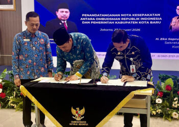 SEKDA Kotabaru Eka Saprudin saat penandatanganan MoU bersama Ombudsman RI, Selasa (27/1).