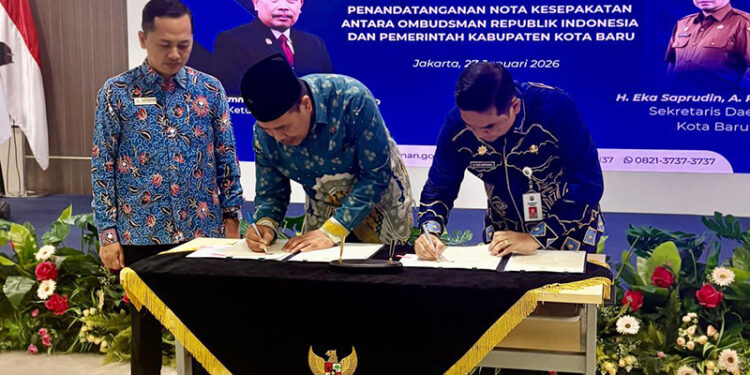SEKDA Kotabaru Eka Saprudin saat penandatanganan MoU bersama Ombudsman RI, Selasa (27/1).