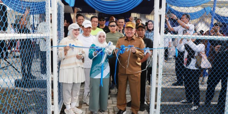 Penuh Keakraban dan Kebersamaan, Gubernur H. Muhidin dan Istri Hj. Fathul Jannah Resmikan Lapangan Tenis Binda di Banjarbaru