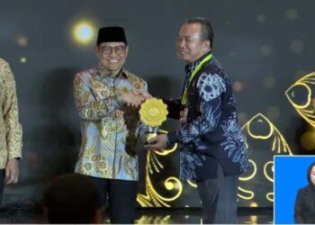 SEKDAPROV Kalimantan Selatan HM Syarifuddin saat menerimakan Universal Health Coverage (UHC) Awards Tahun 2026 Kategori Madya yang diserahkan Menko Bidang Pemberdayaan Masyarakat, HA Muhaimin Iskandar di Ballroom JIEXPO Kemayoran, Jakarta.