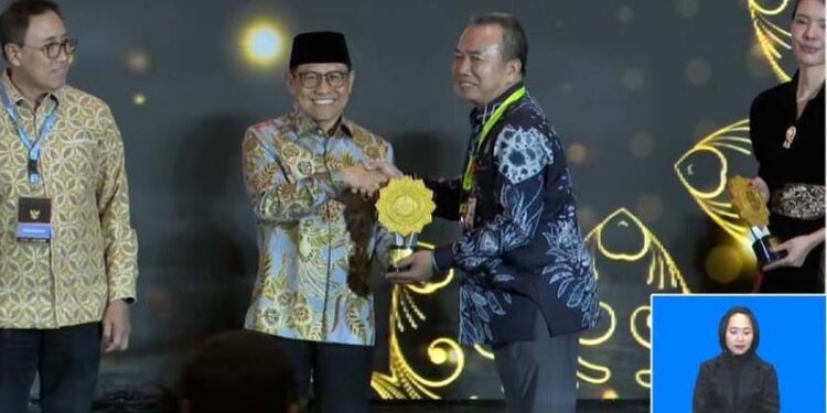 SEKDAPROV Kalimantan Selatan HM Syarifuddin saat menerimakan Universal Health Coverage (UHC) Awards Tahun 2026 Kategori Madya yang diserahkan Menko Bidang Pemberdayaan Masyarakat, HA Muhaimin Iskandar di Ballroom JIEXPO Kemayoran, Jakarta.