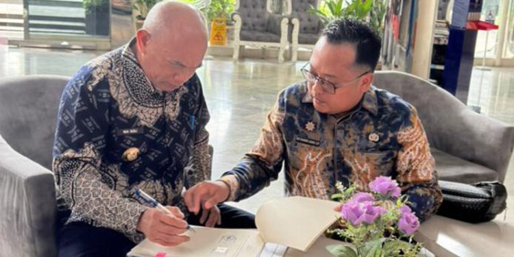 PENANDATANGANAN MoU antara Pemkab Kotabaru dengan Ombudsman RI, Selasa (27/1) pagi.