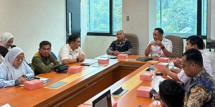 BUPATI Kotabaru Muhammad Rusli saat berkunjung ke Direktorat Jenderal Bina Pembangunan Daerah Kementerian Dalam Negeri, Jakarta, Rabu (28/1).