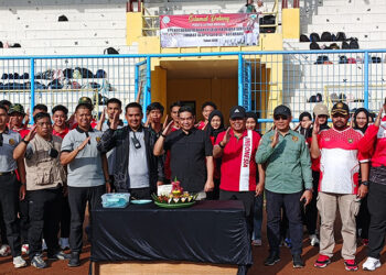 SEKDA Kotabaru H Eka Saprudin berfoto bersama usai pemotongan tumpeng dalam rangka Hari Jadi ke-7 PPI Kabupaten Kotabaru, Sabtu (31/1).