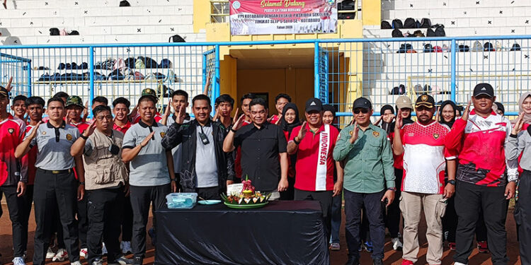 SEKDA Kotabaru H Eka Saprudin berfoto bersama usai pemotongan tumpeng dalam rangka Hari Jadi ke-7 PPI Kabupaten Kotabaru, Sabtu (31/1).