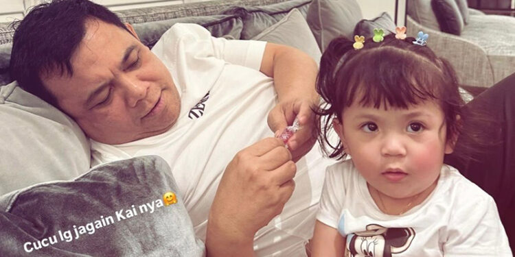 Dikenal Tegas dan Bijak, H Isam Tunjukkan Sisi Penyayang Bersama Cucu