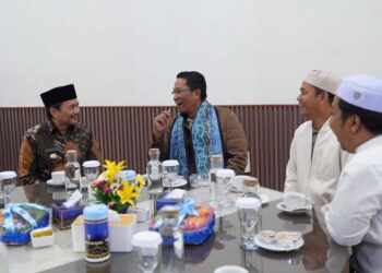 Wakil Gubernur (Wagub) Kalimantan Selatan, H Hasnuryadi Sulaiman tampak berbincang-bincang dengan Menteri Hukum RI, Supratman Andi Agtas di ruang VIP Room Lanud Sjamsudin Noor Banjarbaru