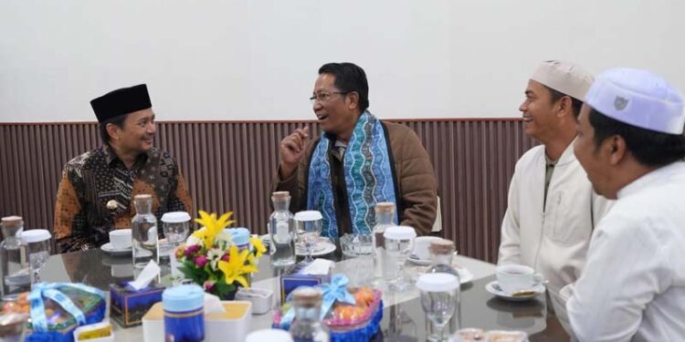 Wakil Gubernur (Wagub) Kalimantan Selatan, H Hasnuryadi Sulaiman tampak berbincang-bincang dengan Menteri Hukum RI, Supratman Andi Agtas di ruang VIP Room Lanud Sjamsudin Noor Banjarbaru