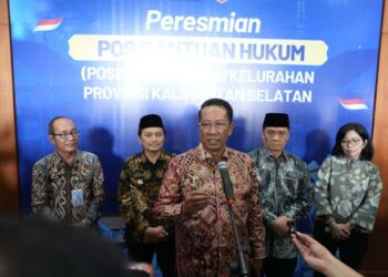 Wakil Gubernur (Wagub) Kalimantan Selatan, H Hasnuryadi Sulaiman saat mendampingi Menteri Hukum RI, Supratman Andi Agtas menyampaikan keterangan pers usai peresmian Pos bantuan hukum (Posbankum) di Kalsel