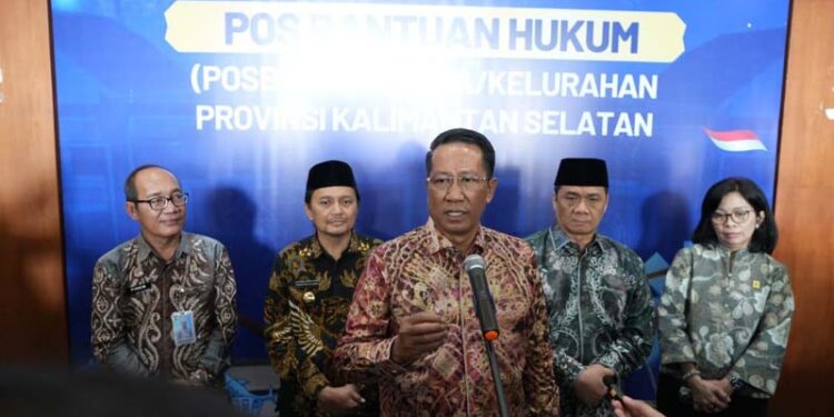 Wakil Gubernur (Wagub) Kalimantan Selatan, H Hasnuryadi Sulaiman saat mendampingi Menteri Hukum RI, Supratman Andi Agtas menyampaikan keterangan pers usai peresmian Pos bantuan hukum (Posbankum) di Kalsel