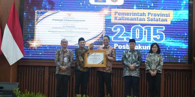 WAKIL Gubernur (Wagub) Kalimantan Selatan, Hasnuryadi Sulaiman saat menerima penghargaan dari Menteri Hukum RI, Supratman Andi Agtas atas dukungan Pemprov Kalsel pada pembentukan Pos bantuan hukum (Posbankum) di Kalsel.