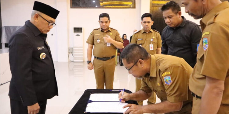 BUPATI Kotabaru H Muhammad Rusli SSos saat melantik sejumlah pejabat di lingkungan pemkab setempat, di Gedung Paris Barantai, Senin (2/2) malam.