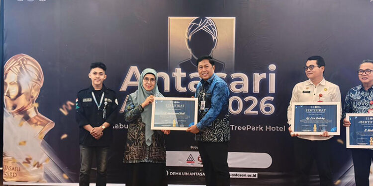 PLT Kadisdikbud Kotabaru H Asriady Sulaiman mewakili Bupati Muhammad Rusli saat menerima penghargaan Antasari Award 2026 di Hotel Tree Park Banjarmasin, Rabu (4/2).