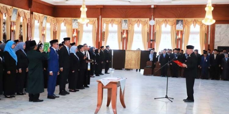 GUBERNUR Kalimantan Selatan H Muhidin melantik ratusan pejabat struktural dan fungsional di lingkungan Pemprov Kalsel, di Gedung Mahligai Pancasila Banjarmasin.