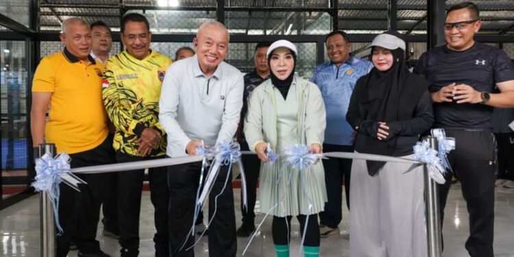 Gubernur Kalimantan Selatan, H Muhidin didampingi istri Hj Fathul Jannah saat menggunting pita sebagai tandan diresmikan Lapangan Olahraga Mahligai Pancasila