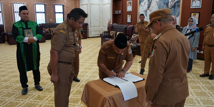 BUPATI Kotabaru H Muhammad Rusli saat melantik pejabat pimpinan tinggi pratama dan pejabat administrator, Senin (9/2).