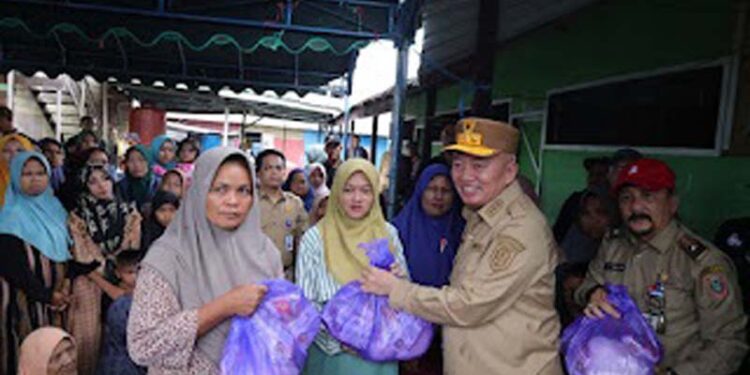Gubernur Kalimantan Selatan, H Muhidin saat menyerahkan bantuan sembako kepada korban terdampak bencana banjir di Kabupaten Hulu Sungai Utara (HSU)