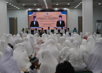 PEMKAB Kotabaru saat membuka kegiatan Bimbingan Manasik Haji Terintegrasi Tingkat Kabupaten dan Kecamatan di Masjid Apung Siring Laut Kotabaru, Rabu (11/2) pagi.