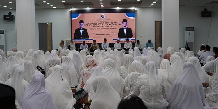 PEMKAB Kotabaru saat membuka kegiatan Bimbingan Manasik Haji Terintegrasi Tingkat Kabupaten dan Kecamatan di Masjid Apung Siring Laut Kotabaru, Rabu (11/2) pagi.