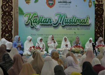 Ketua Tim Penggerak PKK Provinsi Kalimantan Selatan, Hj Fathul Jannah Muhidin saat menyampaikan sambutan pada kajian muslimah di Sabilal Muhtadin Banjarmasin