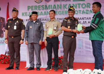 BUPATI Kotabaru H Muhammad Rusli bersama Kajati Kalsel Tiyas Widiarto SH MH berfoto bersama usai peresmian kantor baru Kejari Kotabaru, Kamis (12/2) pukul 11.00 Wita.
