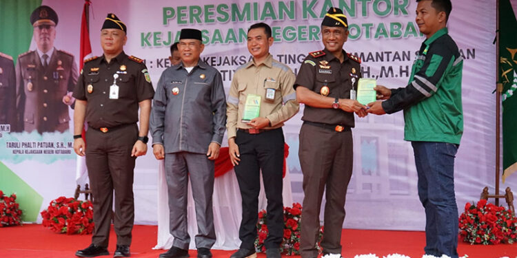 BUPATI Kotabaru H Muhammad Rusli bersama Kajati Kalsel Tiyas Widiarto SH MH berfoto bersama usai peresmian kantor baru Kejari Kotabaru, Kamis (12/2) pukul 11.00 Wita.