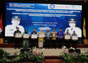 SEKDA H Eka Saprudin berfoto bersama usai menerima penghargaan dari Gubernur Kalsel H Muhidin di Gedung Mahligai Pancasila Banjarmasin, Kamis (12/2).