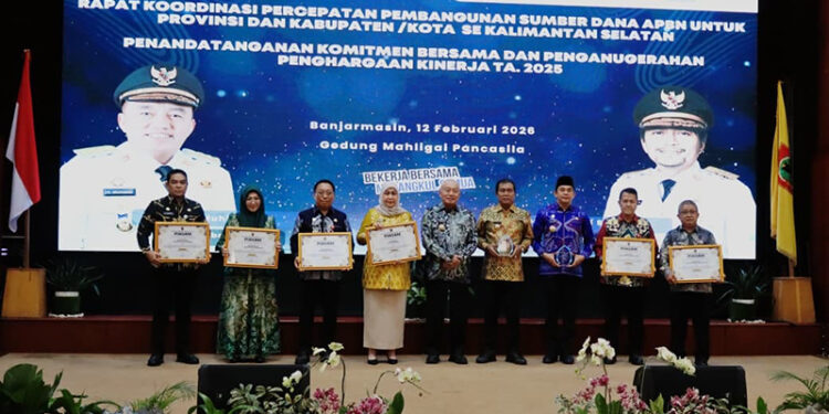 SEKDA H Eka Saprudin berfoto bersama usai menerima penghargaan dari Gubernur Kalsel H Muhidin di Gedung Mahligai Pancasila Banjarmasin, Kamis (12/2).