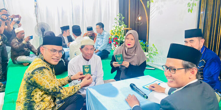 WABUP Syairi Mukhlis saat menghadiri acara nikah massal di Gedung Serbaguna Desa Sampanahan, Kecamatan Sampanahan, Sabtu (14/2).