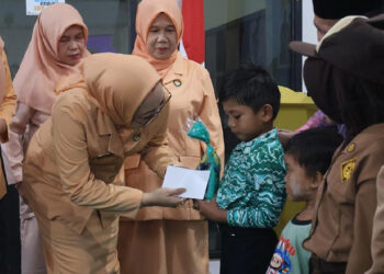 Ketua DWP Kotabaru Risna S Pane Eka Saprudin juga menyerahkan santunan untuk anak yatim dan kurang mampu saat berkunjung ke Kecamatan Pulau Sembilan, Jumat (13/2).