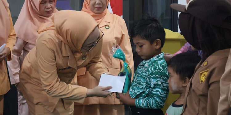 Ketua DWP Kotabaru Risna S Pane Eka Saprudin juga menyerahkan santunan untuk anak yatim dan kurang mampu saat berkunjung ke Kecamatan Pulau Sembilan, Jumat (13/2).