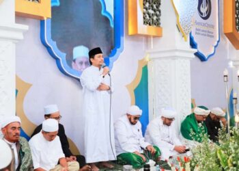 WAKIL Gubernur Kalimantan Selatan H Hasnuryadi Sulaiman saat menyampaikan sambutan pada peringatan haul ke-11 Almarhum H Abdussamad Sulaiman bin Haji Basirun (H Leman) di area Kubah Datu Abdussamad, Marabahan.