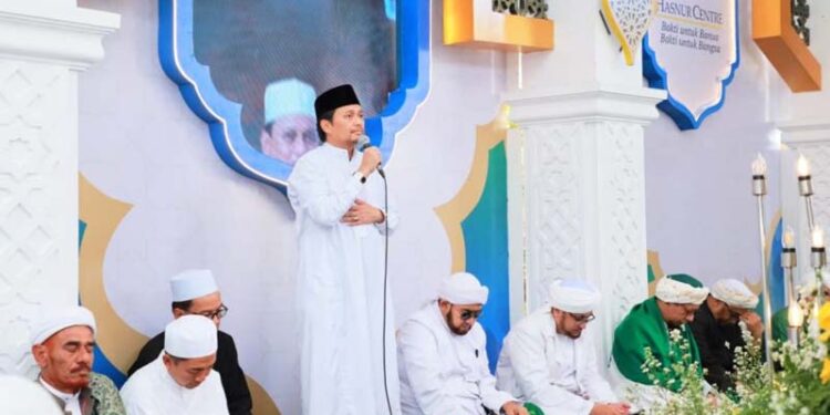 WAKIL Gubernur Kalimantan Selatan H Hasnuryadi Sulaiman saat menyampaikan sambutan pada peringatan haul ke-11 Almarhum H Abdussamad Sulaiman bin Haji Basirun (H Leman) di area Kubah Datu Abdussamad, Marabahan.