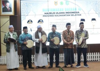 Sekdaprov Kalimantan Selatan, HM Syarifuddin memukul rebana sebagai tanda dibukanya Musda XI MUI Provinsi Kalimantan Selatan di Pendopo Bupati HSS di Kandangan