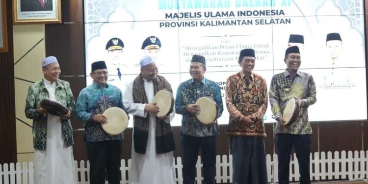 Sekdaprov Kalimantan Selatan, HM Syarifuddin memukul rebana sebagai tanda dibukanya Musda XI MUI Provinsi Kalimantan Selatan di Pendopo Bupati HSS di Kandangan