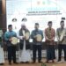 Sekdaprov Kalimantan Selatan, HM Syarifuddin memukul rebana sebagai tanda dibukanya Musda XI MUI Provinsi Kalimantan Selatan di Pendopo Bupati HSS di Kandangan