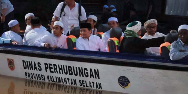 Wakil Gubernur (Wagub) Kalimantan Selatan, H Hasnuryadi Sulaiman bersama habaib dan ulama naik speedboat untuk menuju lokasi haul ke-6 almarhum KH Ahmad Zuhdianoor (Abah Haji Guru Zuhdi) di kawasan Masjid Jami Sungai Jingah Banjarmasin