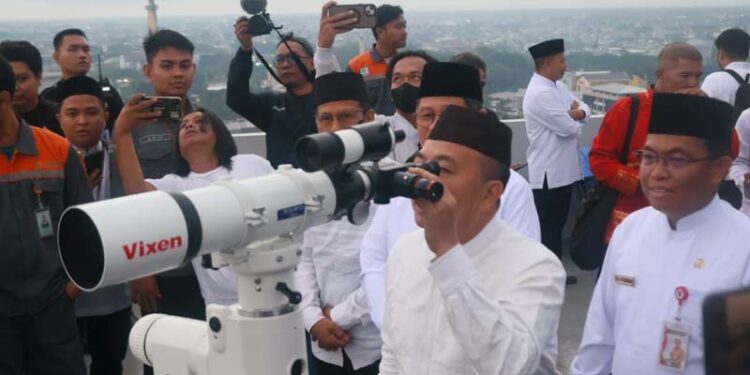 Sekdaprov Kalimantan Selatan, HM Syarifuddin saat ikut melihat hilal dalam rangkaian Hisab Rukyat awal bulan Ramadhan 1447 hijriyah