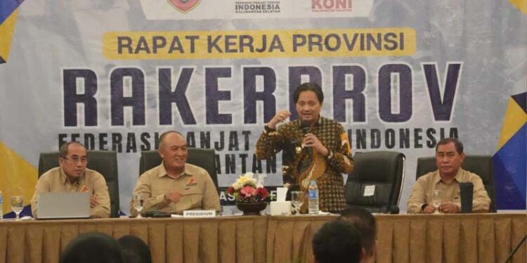 Wakil Gubernur (Wagub) Kalimantan Selatan, H Hasnuryadi Sulaiman saat menyampaikan arahan pada rapat kerja provinsi (Rakerprov) Federasi Panjat Tebing Indonesia (FPTI) Kalsel Tahun 2026 di Banjarmasin