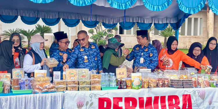 WABUP Kotabaru Syairi Mukhlis saat mengunjungi pasar murah yang digelar di Kantor Bupati Kotabaru. Rabu (18/2).