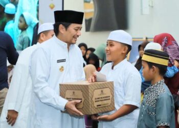 Wakil Gubernur (Wagub) Kalimantan Selatan, H Hasnuryadi Sulaiman saat menyerahkan santunan kepada anak panti asuhan disela buka puasa bersama di Kabupaten Tapin