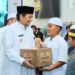 Wakil Gubernur (Wagub) Kalimantan Selatan, H Hasnuryadi Sulaiman saat menyerahkan santunan kepada anak panti asuhan disela buka puasa bersama di Kabupaten Tapin