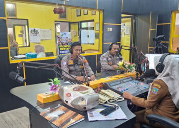 KANIT Kamsel Satlantas Polres Kotabaru Ipda Wahyu Bagus Pratama saat memberikan sosialisasi tertib berlalu lintas di Radio Gema Saijaan 102 FM dalam program Hallo Kotabaru, Selasa (24/2).
